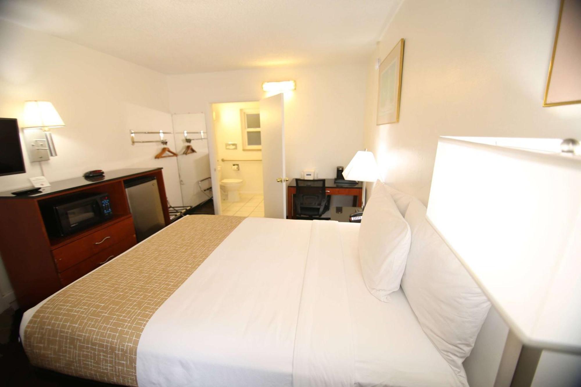 Travelodge By Wyndham Burbank-Glendale Exterior photo