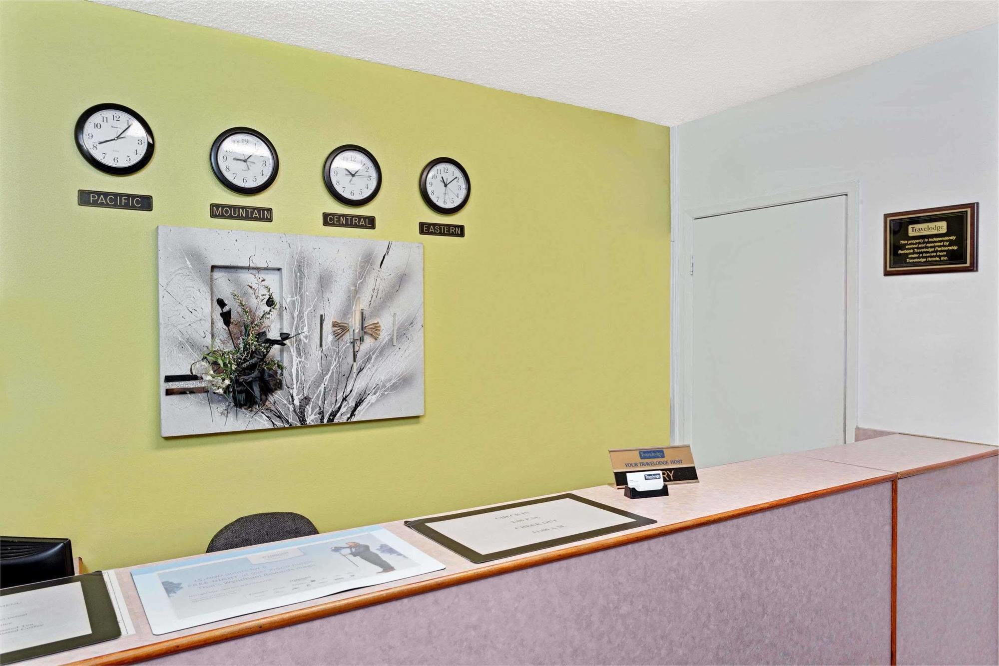 Travelodge By Wyndham Burbank-Glendale Exterior photo